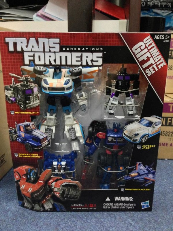 Transformers Generations Ultimate Giftset In Hand Images Show G2 Combat Prime Homage  (8 of 8)